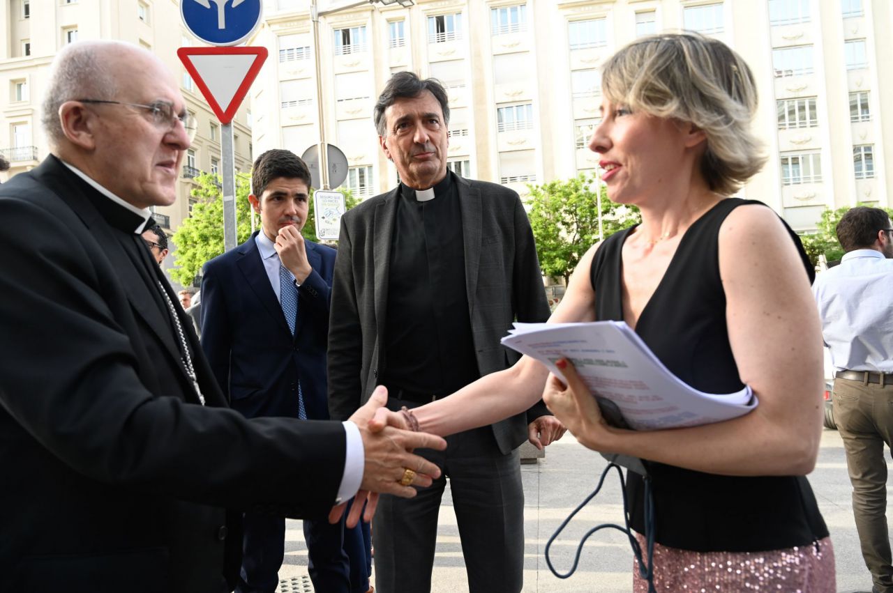 La directora de Madridiario, María Cano, recibe al Cardenal Osoro, Arzobispo de Madrid