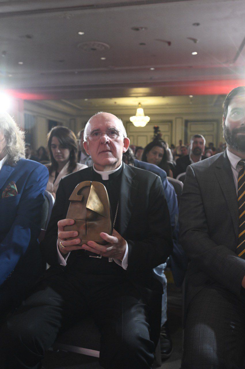El Cardenal Osoro con el Premio Madrid Iniciativa Cultural por el Año Jubilar de San Isidro