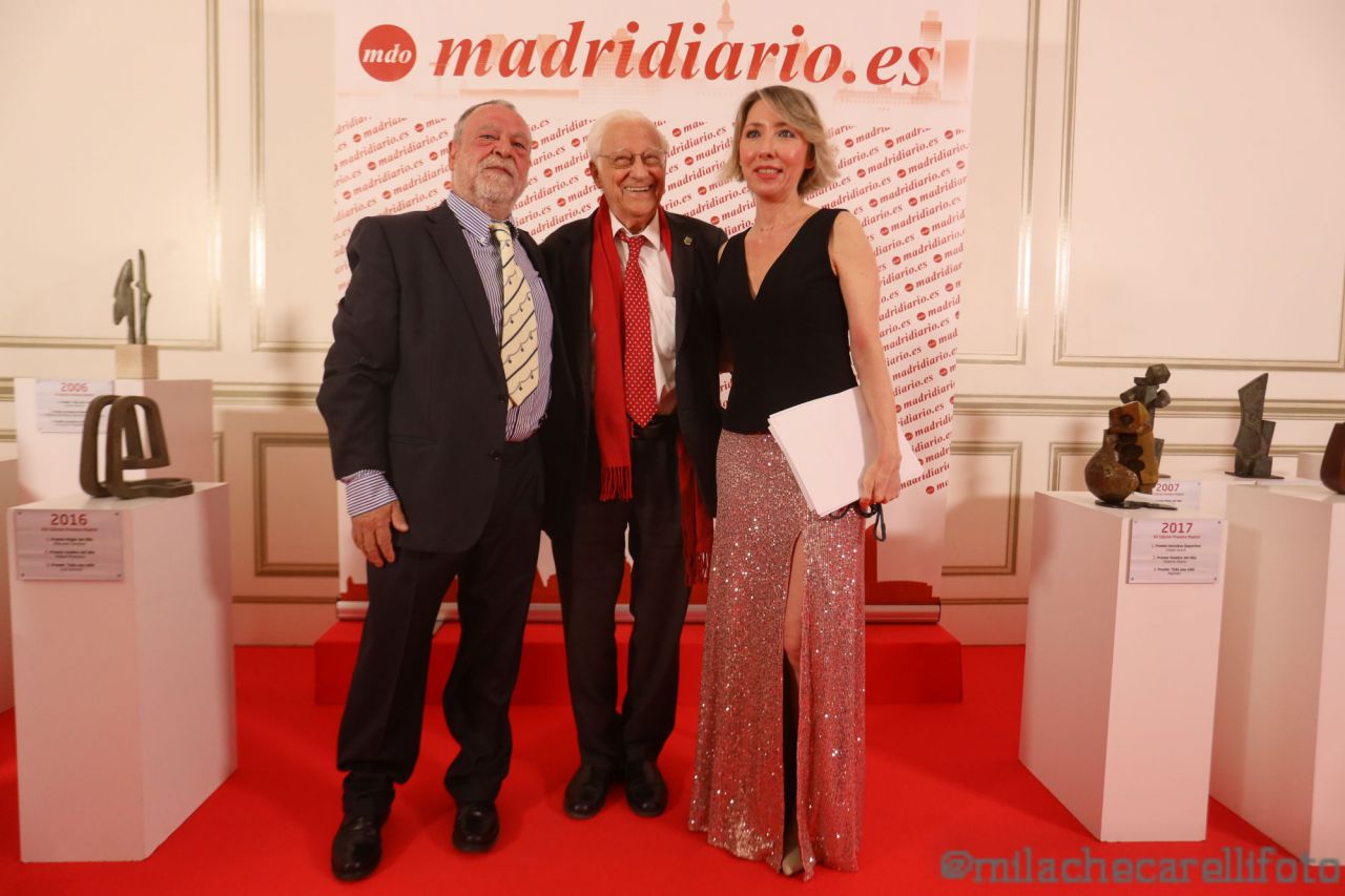 Pepe Brías, director general de Madridiario, el Padre Ángel y María Cano, directora de Madridiario.