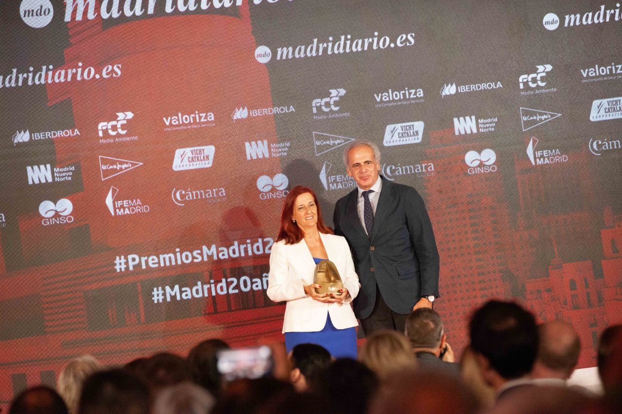 'Iniciativa Sanitaria': trabajo del Centro de Transfusión de la Comunidad de Madrid. Recoge el galardón la directora de este organismo, Luisa Barea, de parte del del consejero de Sanidad, Enrique Ruiz Escudero.