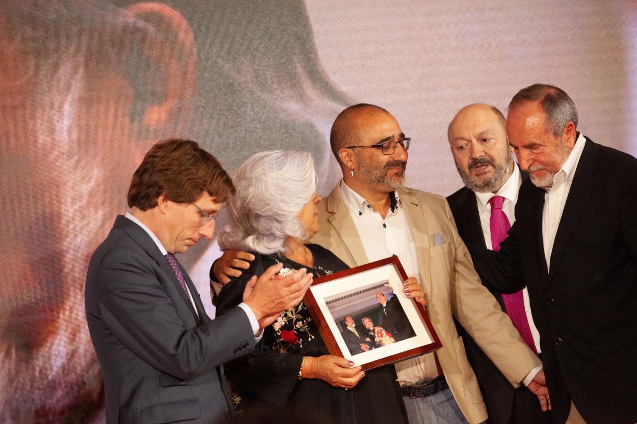 El alcalde de Madrid, Isi, la mujer de Ángel del Río y su hijo, en el homenaje al Cronista de la Villa, Ángel del Río, fallecido en febrero de este año.