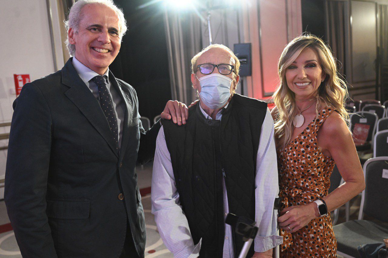 El consejero de Sanidad, Enrique Ruiz Escudero, junto a los periodistas Nino Olmedo y Marta Jaumandreu.