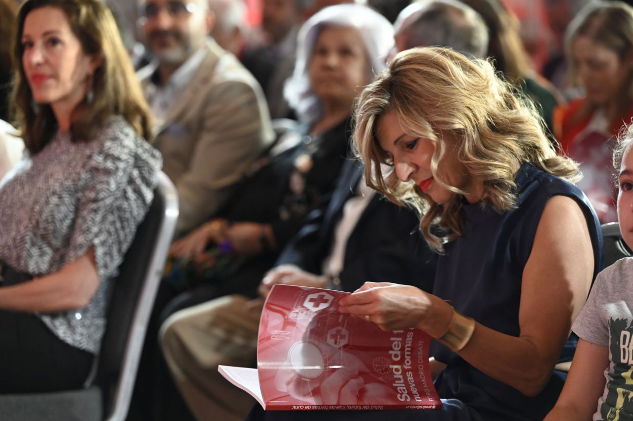 Yolanda Díaz leyendo el libro 'Salud del futuro: Nuevas formas de curar'