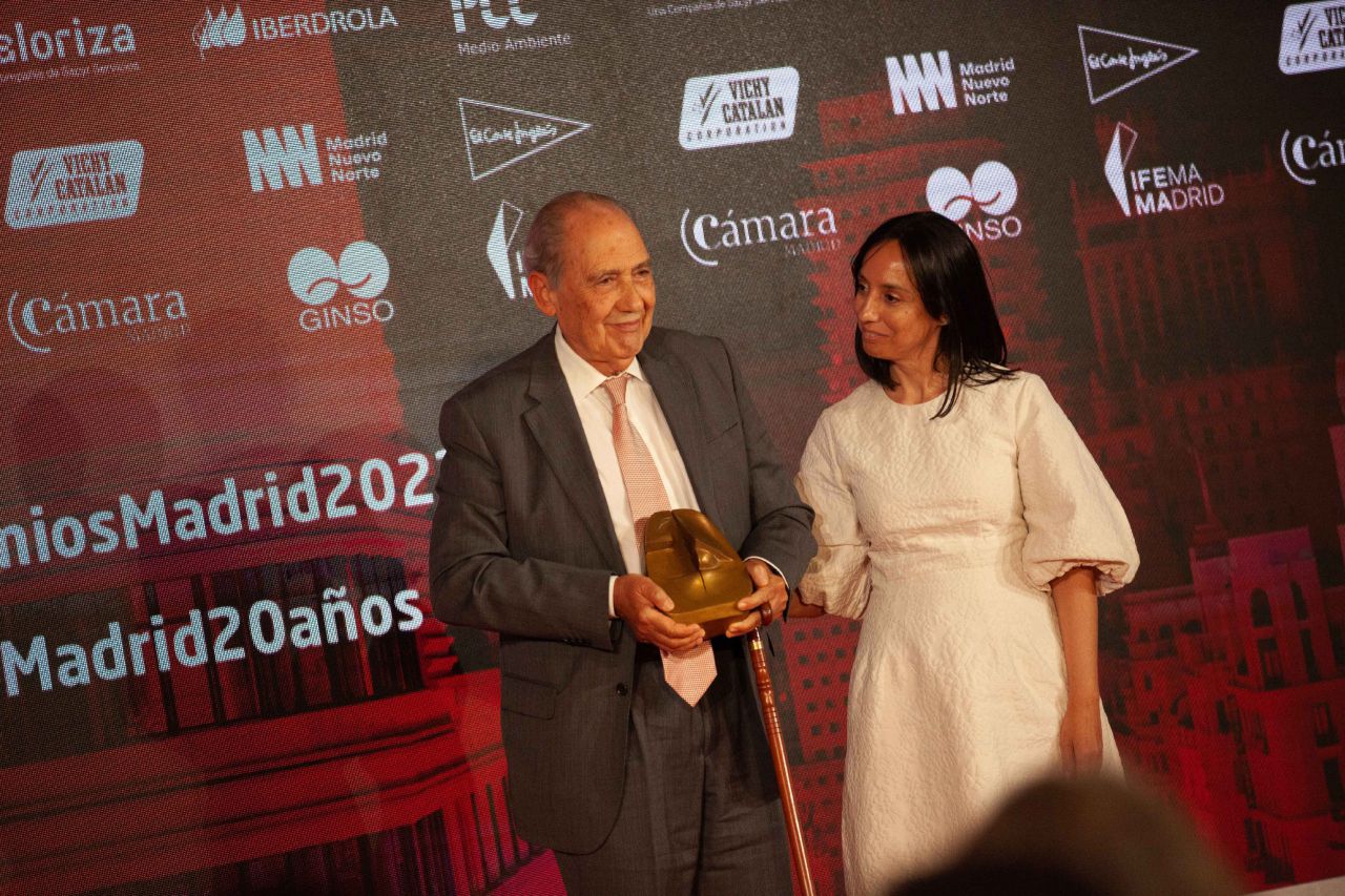 Carlos San Juan, Premio Madrid 'Hombre del año' recoge el galardón que le entrega Mercedes González, delegada de Gobierno.