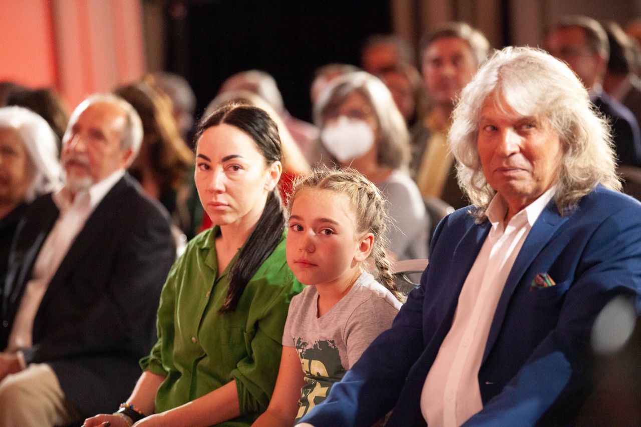 José Mercé, Premio Madrid 'Toda una vida' y una de las niñas ucranianas que han recibido el Premio Madrid 'Iniciativa Social'