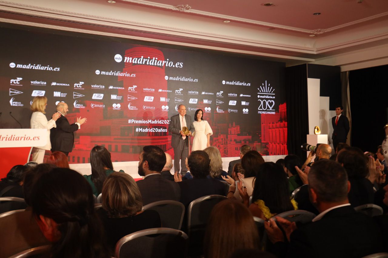 Carlos San Juan, Premio Madrid 'Hombre del año' recoge el galardón que le entrega Mercedes González, delegada de Gobierno.