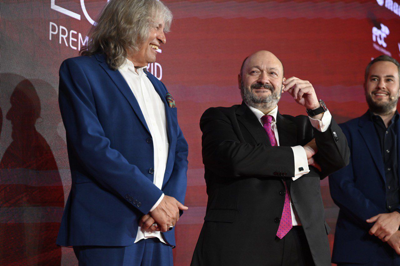 El cantaor José Merce, Premio Madrid 'Toda una vida' y Constantino Mediavilla, presidente editor de Madridiario.