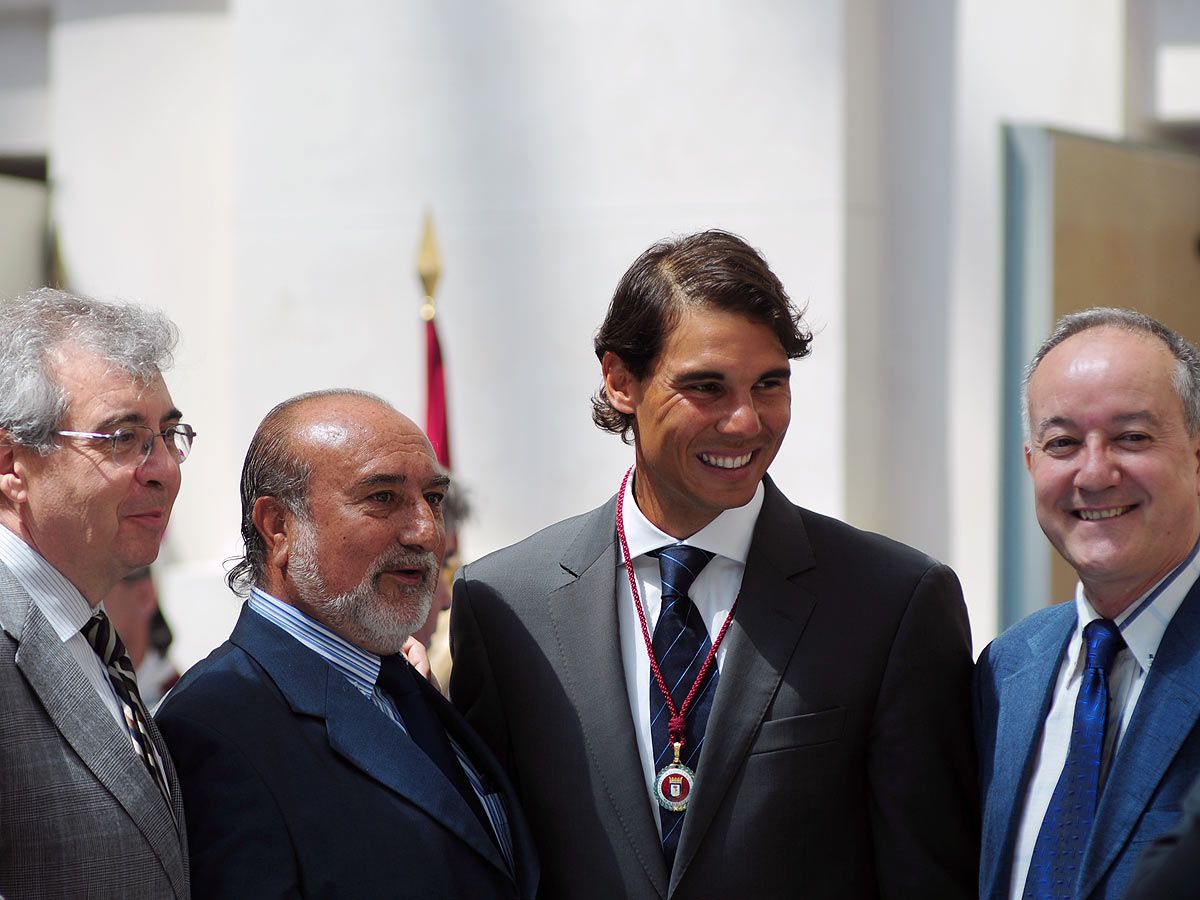 Los Cronistas de la Villa de Madrid posando con Rafa Nadal tras recibir la medalla de Hijo Adoptivo de Madrid.