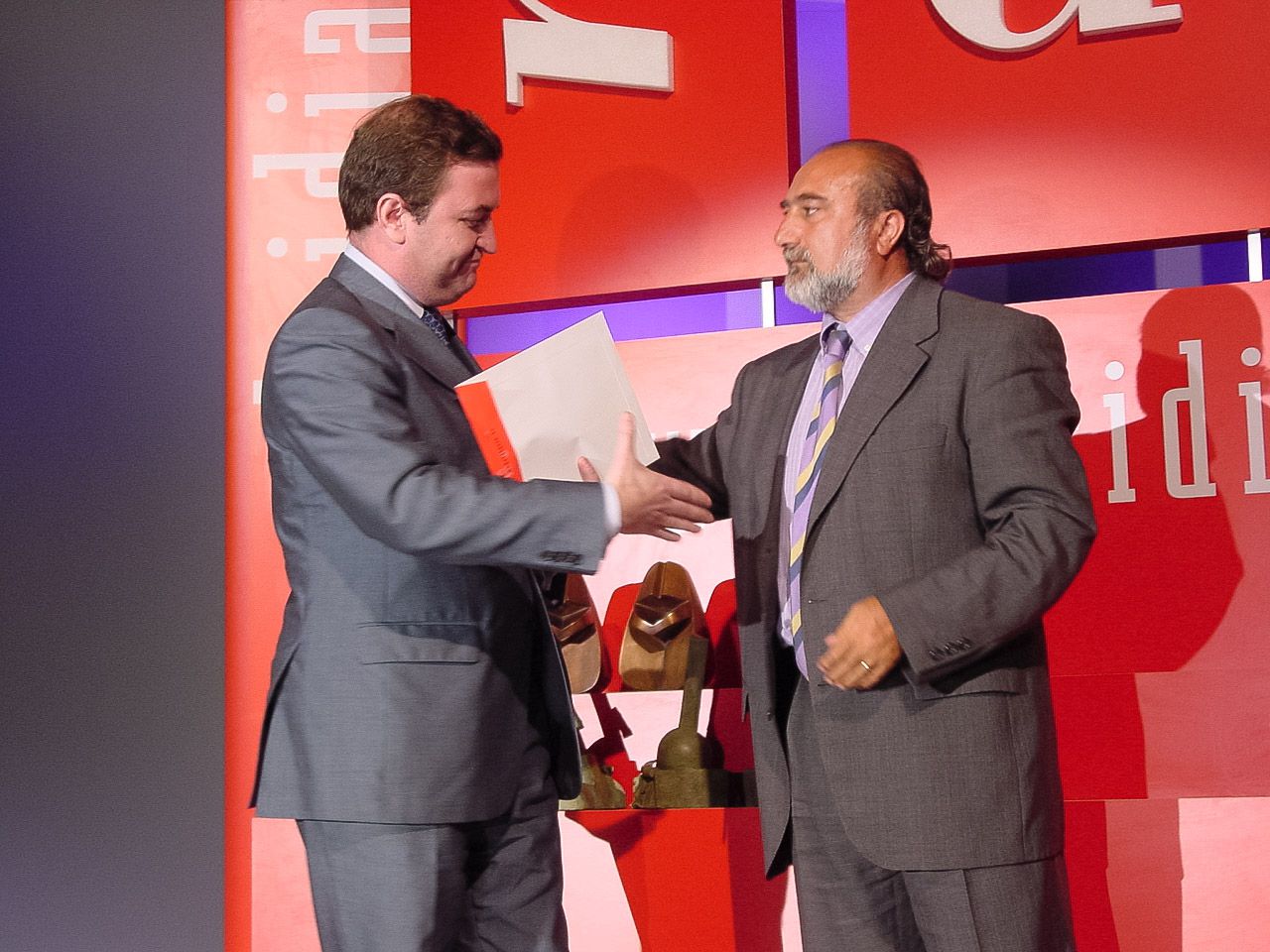 Ángel del Río entrega un Premio Madrid a la mejor Iniciativa de Movilidad al Ayuntamiento de Madrid por el servicio de parquímetros en el año 2003.