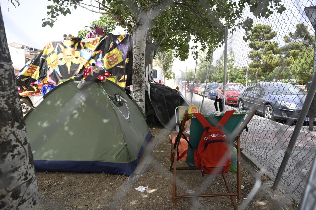 Basura acumulada en la plaza de Robert Capa, junto a Peironcely, 10. 