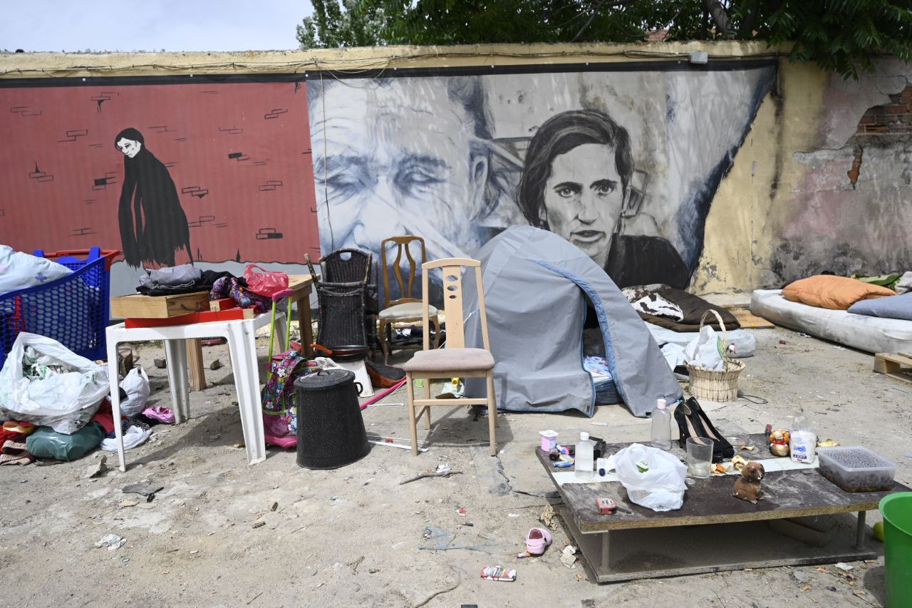 Basura acumulada en la plaza de Robert Capa, junto a Peironcely, 10. 