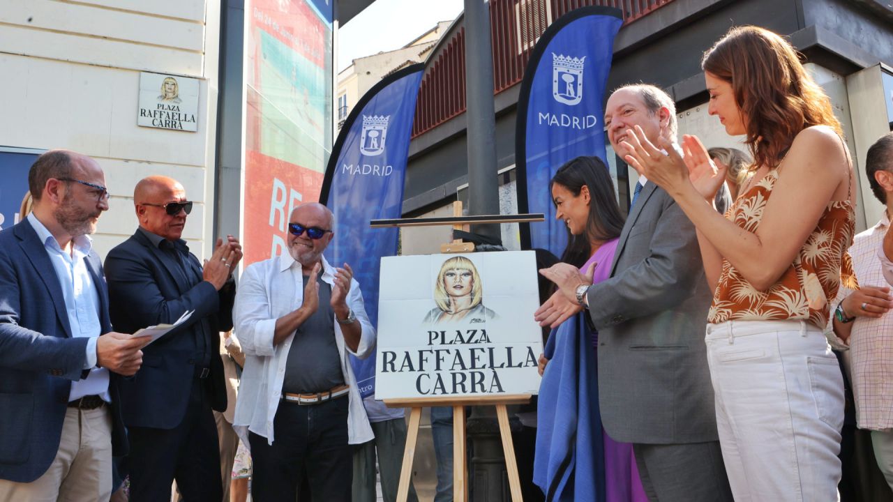 Inauguración de la plaza de Raffaella Carrà.