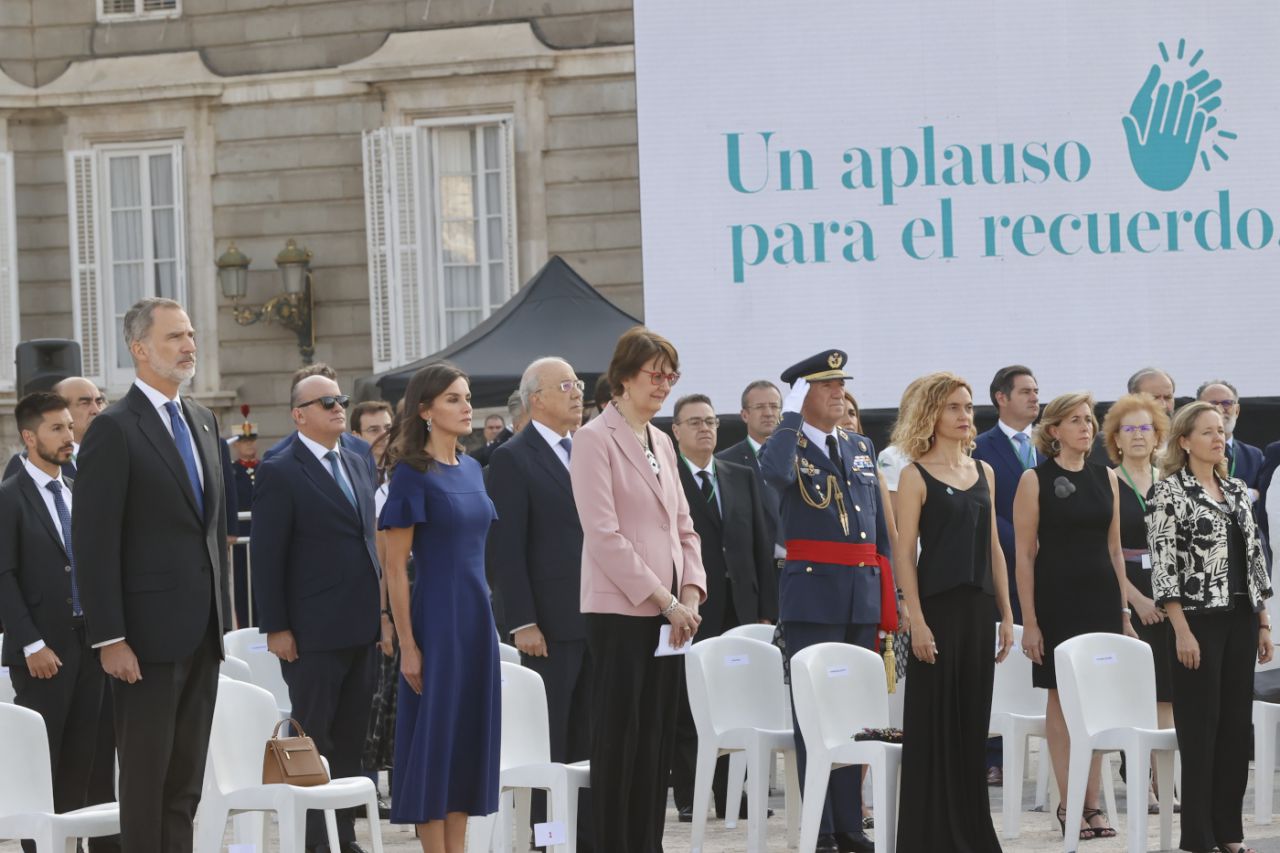 Los Reyes presiden el tercer homenaje a las víctimas del Covid y a los sanitarios en el Palacio Real.