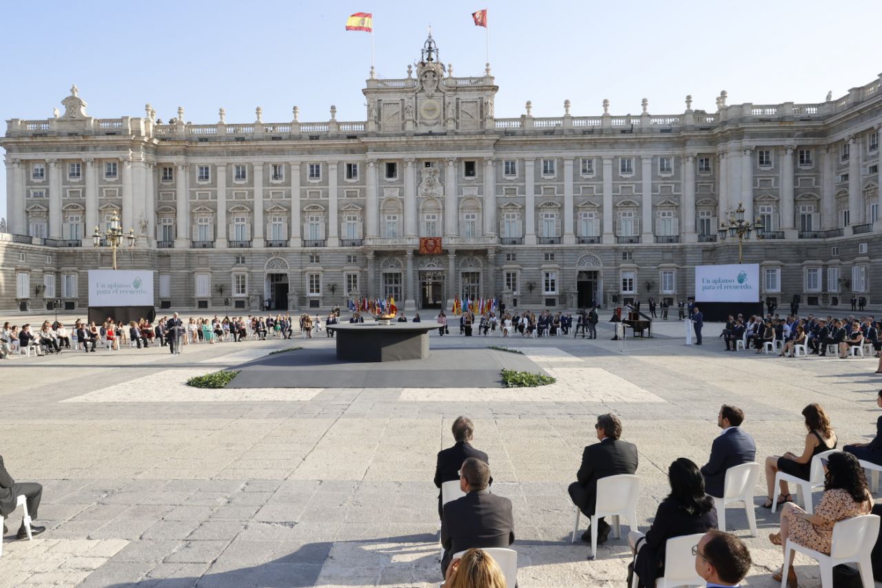 Los Reyes presiden el tercer homenaje a las víctimas del Covid y a los sanitarios en el Palacio Real.