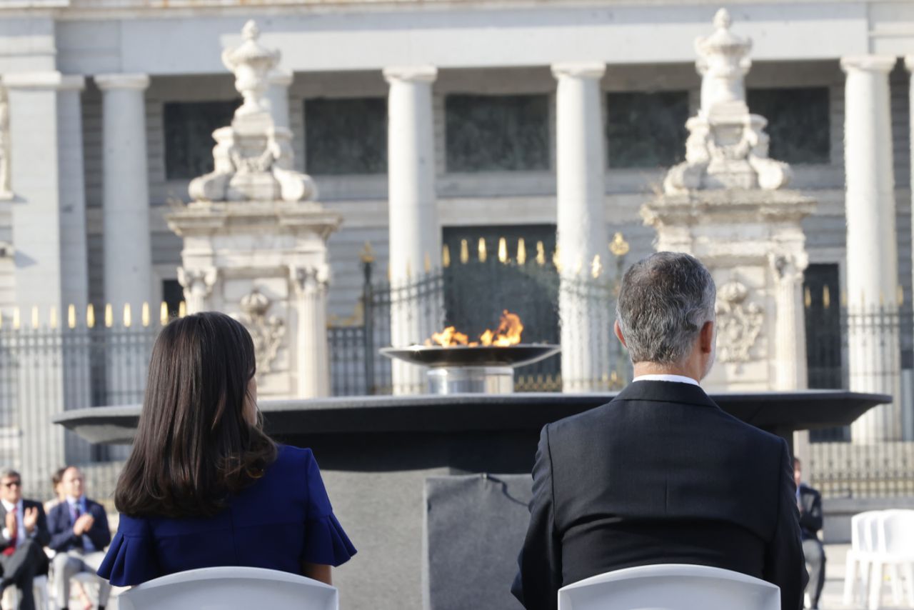 Los Reyes presiden el tercer homenaje a las víctimas del Covid y a los sanitarios en el Palacio Real.