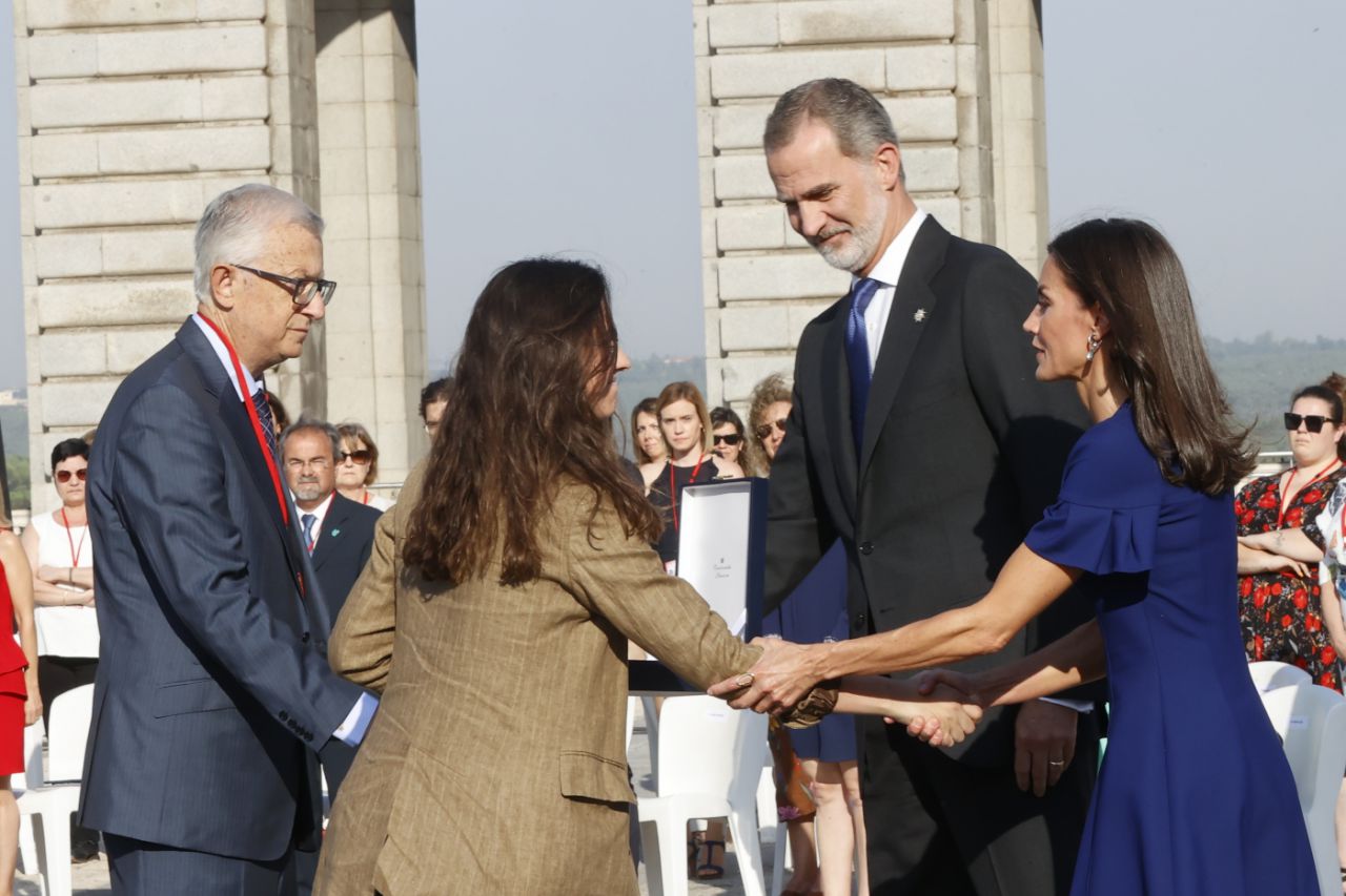 Los Reyes presiden el tercer homenaje a las víctimas del Covid y a los sanitarios en el Palacio Real.