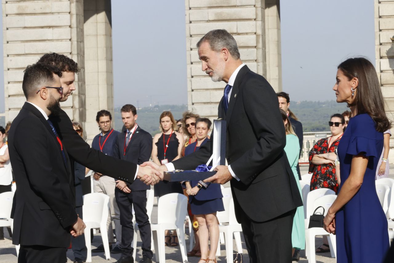Los Reyes presiden el tercer homenaje a las víctimas del Covid y a los sanitarios en el Palacio Real.