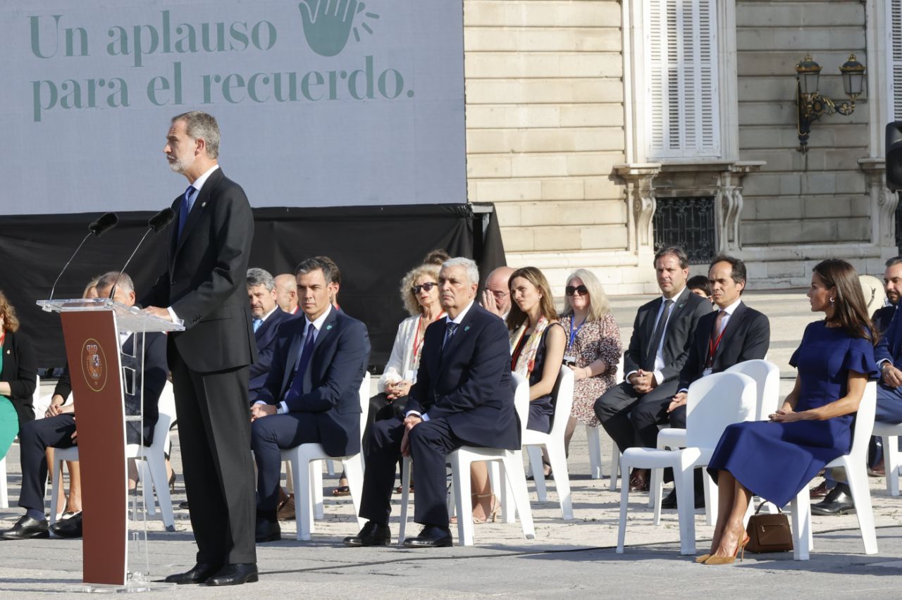 Los Reyes presiden el tercer homenaje a las víctimas del Covid y a los sanitarios en el Palacio Real.
