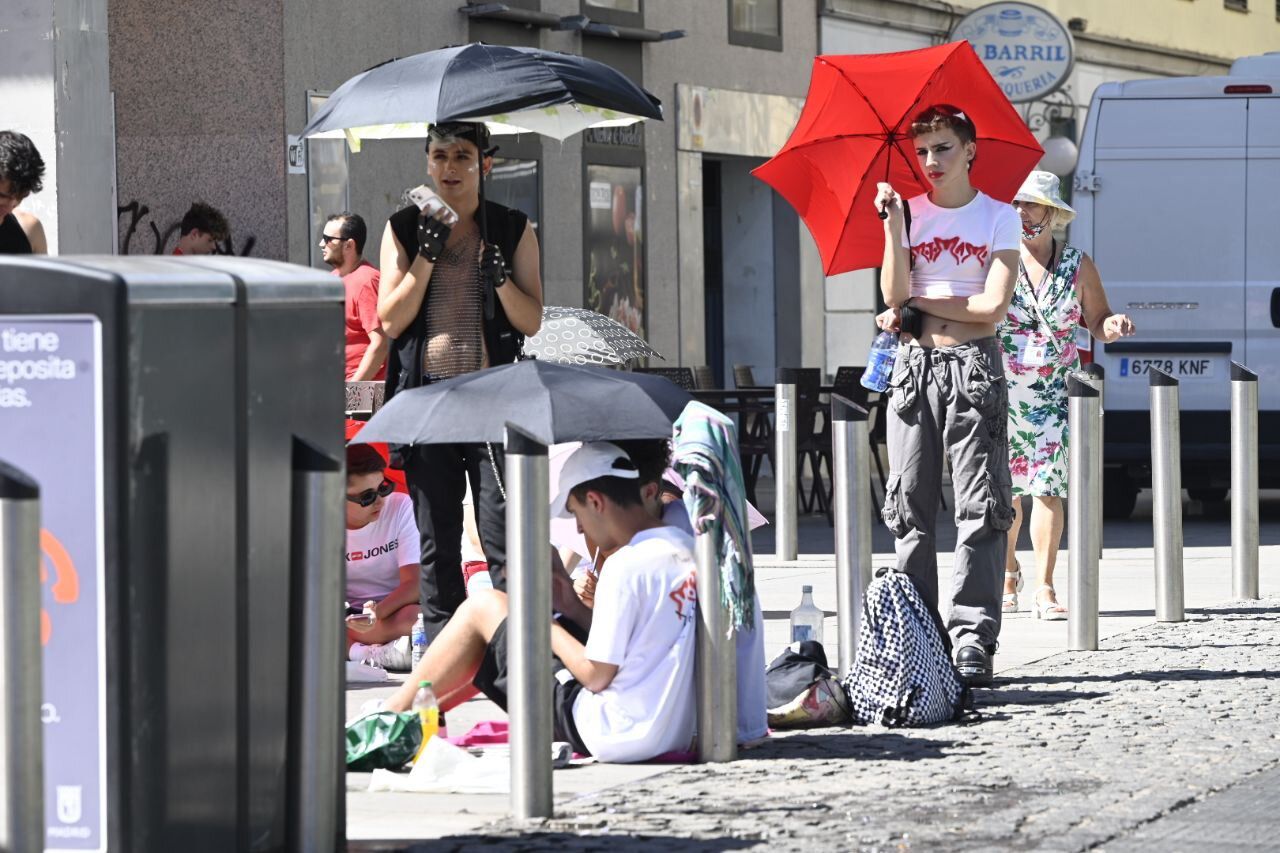 Fans de Rosalía esperando bajo el sol a la cantante