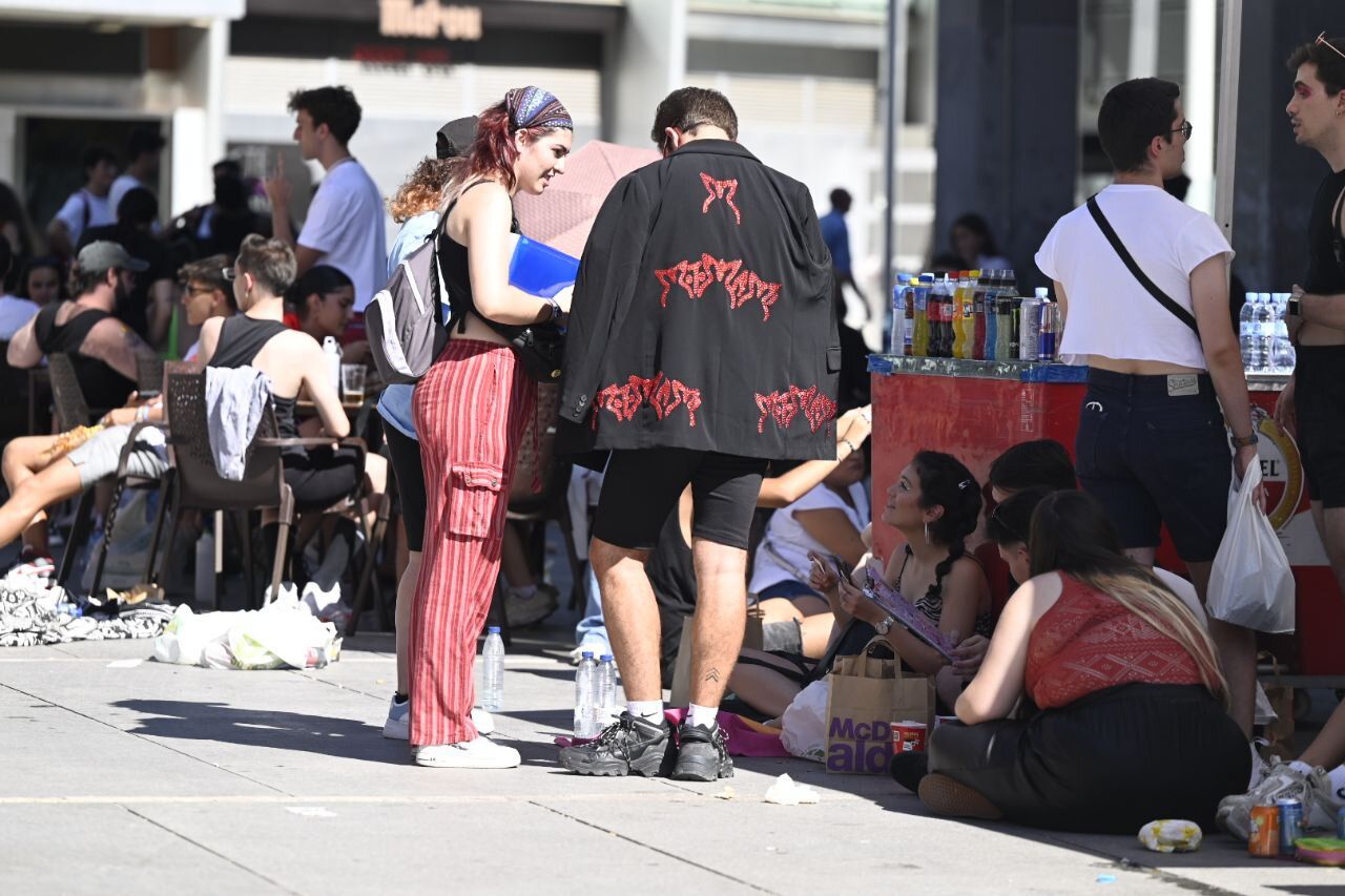 Fans de Rosalía esperando bajo el sol a la cantante