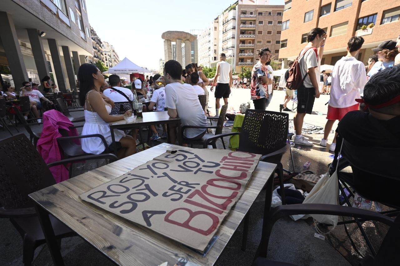 Fans de Rosalía esperando bajo el sol a la cantante
