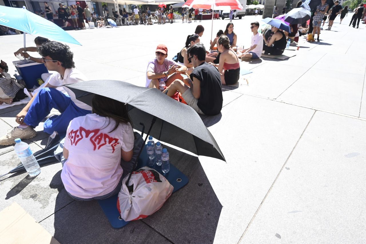 Fans de Rosalía esperando bajo el sol a la cantante