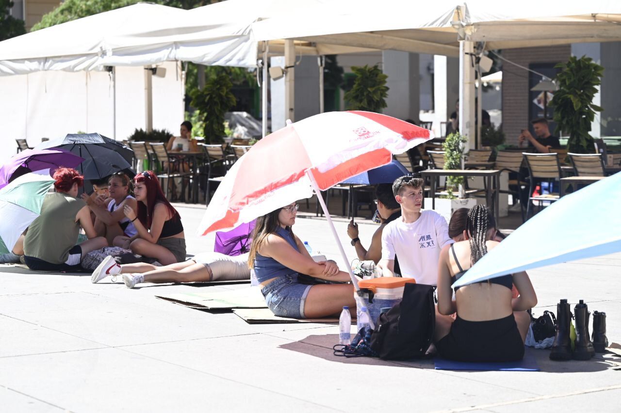 Fans de Rosalía esperando bajo el sol a la cantante