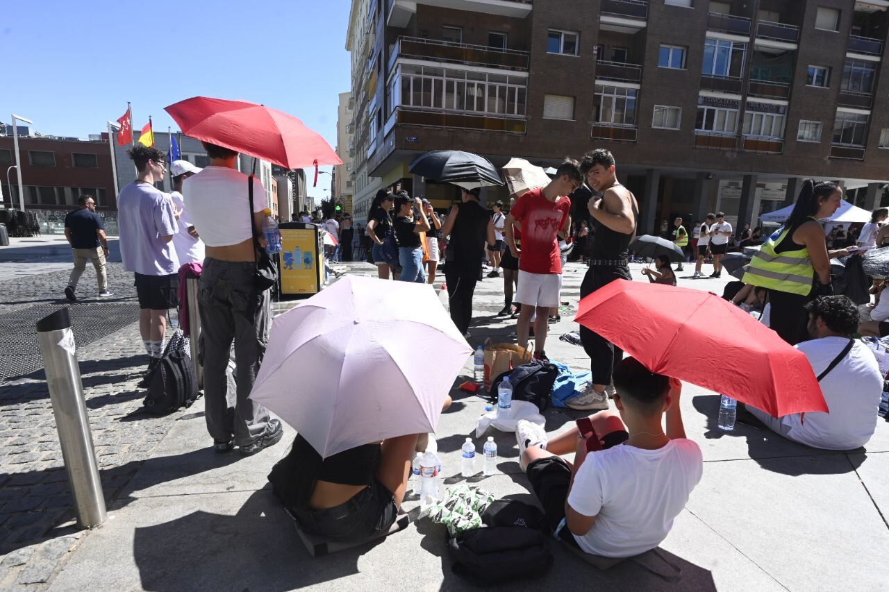 Fans de Rosalía esperando bajo el sol a la cantante