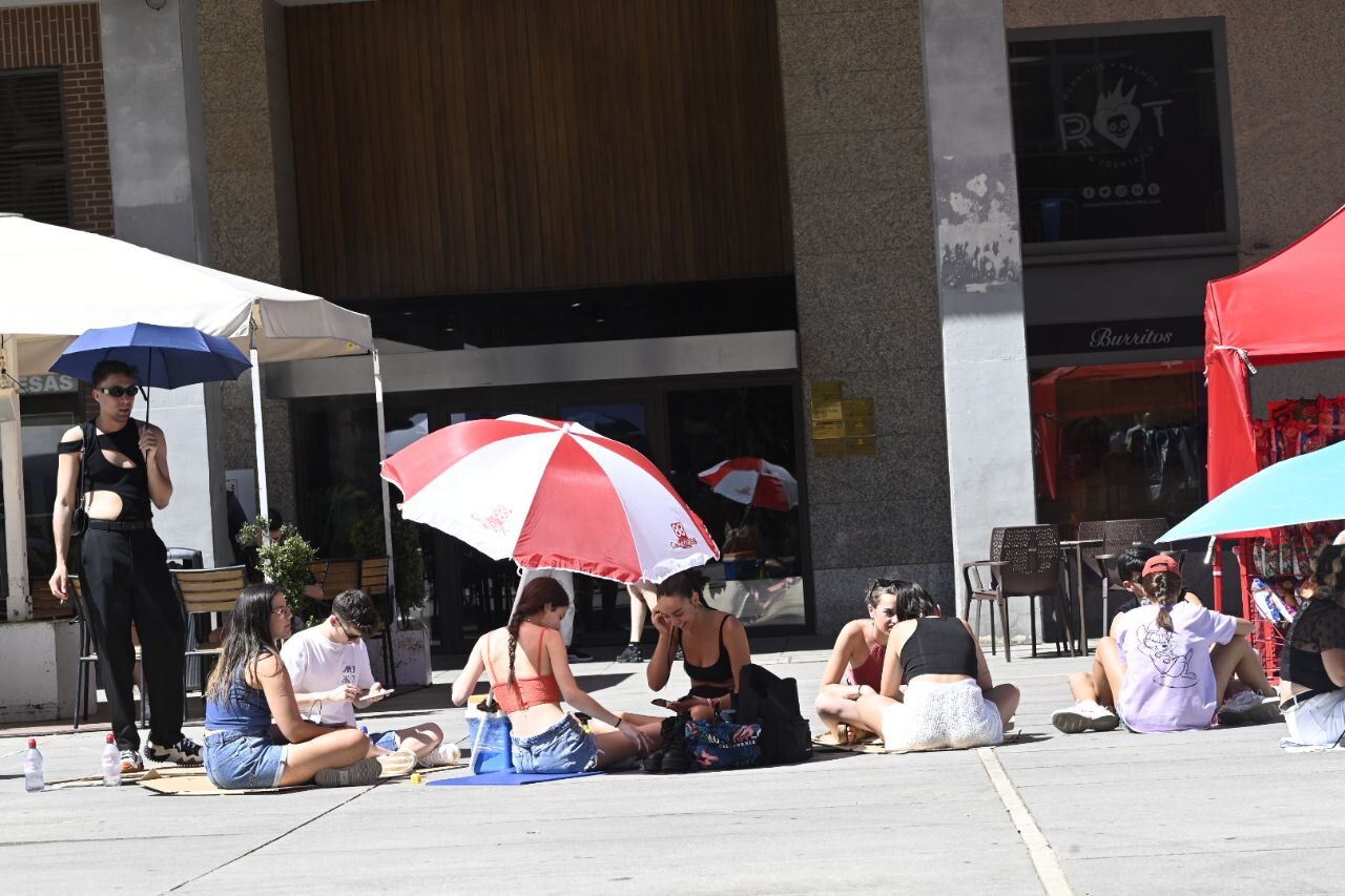 Fans de Rosalía esperando bajo el sol a la cantante