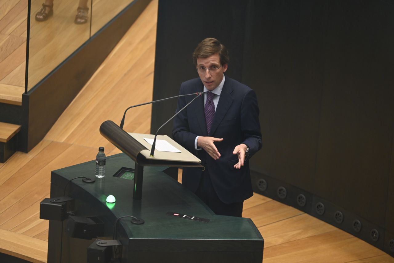 El alcalde José Luis Martínez-Almeida en el Pleno del Ayuntamiento de Madrid.