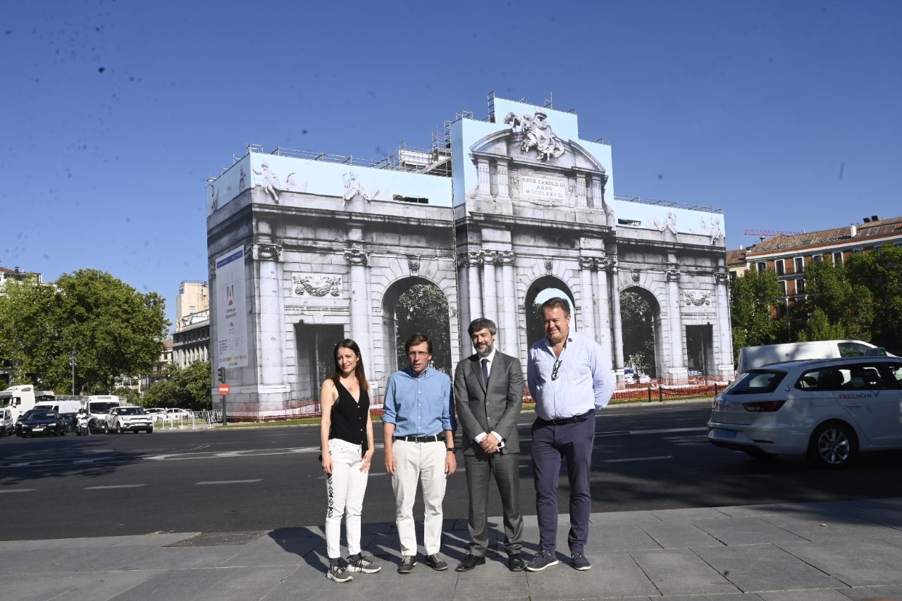 El alcalde de Madrid, José Luis Martínez-Almeida, acompañado por la delegada de Cultura, Turismo y Deporte, Andrea Levy, presenta el programa de visitas guiadas 'Abierto por Restauración'.