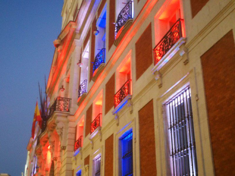 La sede de la Comunidad de Madrid, iluminada con los colores de la bandera británica por la muerte de Isabel II.