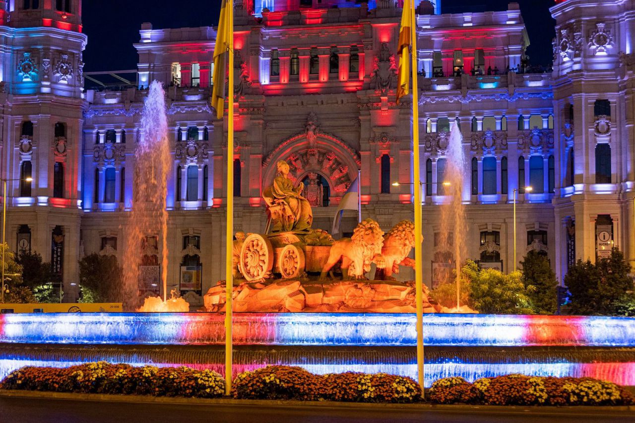 El Palacio de Cibeles, iluminado con los colores de la bandera británica por la muerte de Isabel II. 