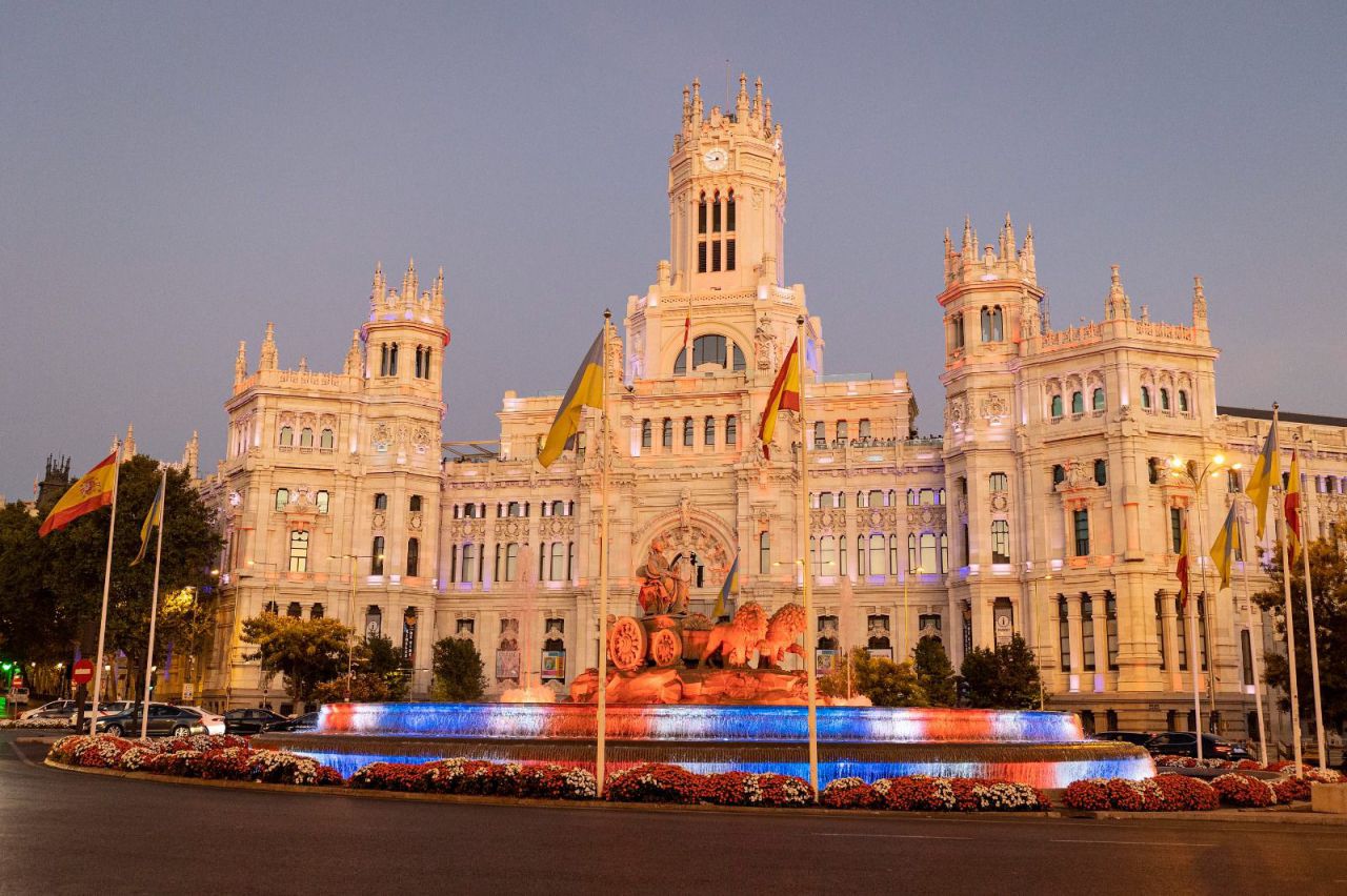 El Palacio de Cibeles, iluminado con los colores de la bandera británica por la muerte de Isabel II. 