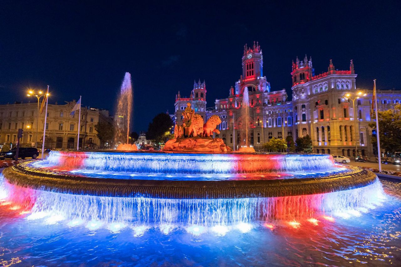 El Palacio de Cibeles, iluminado con los colores de la bandera británica por la muerte de Isabel II. 
