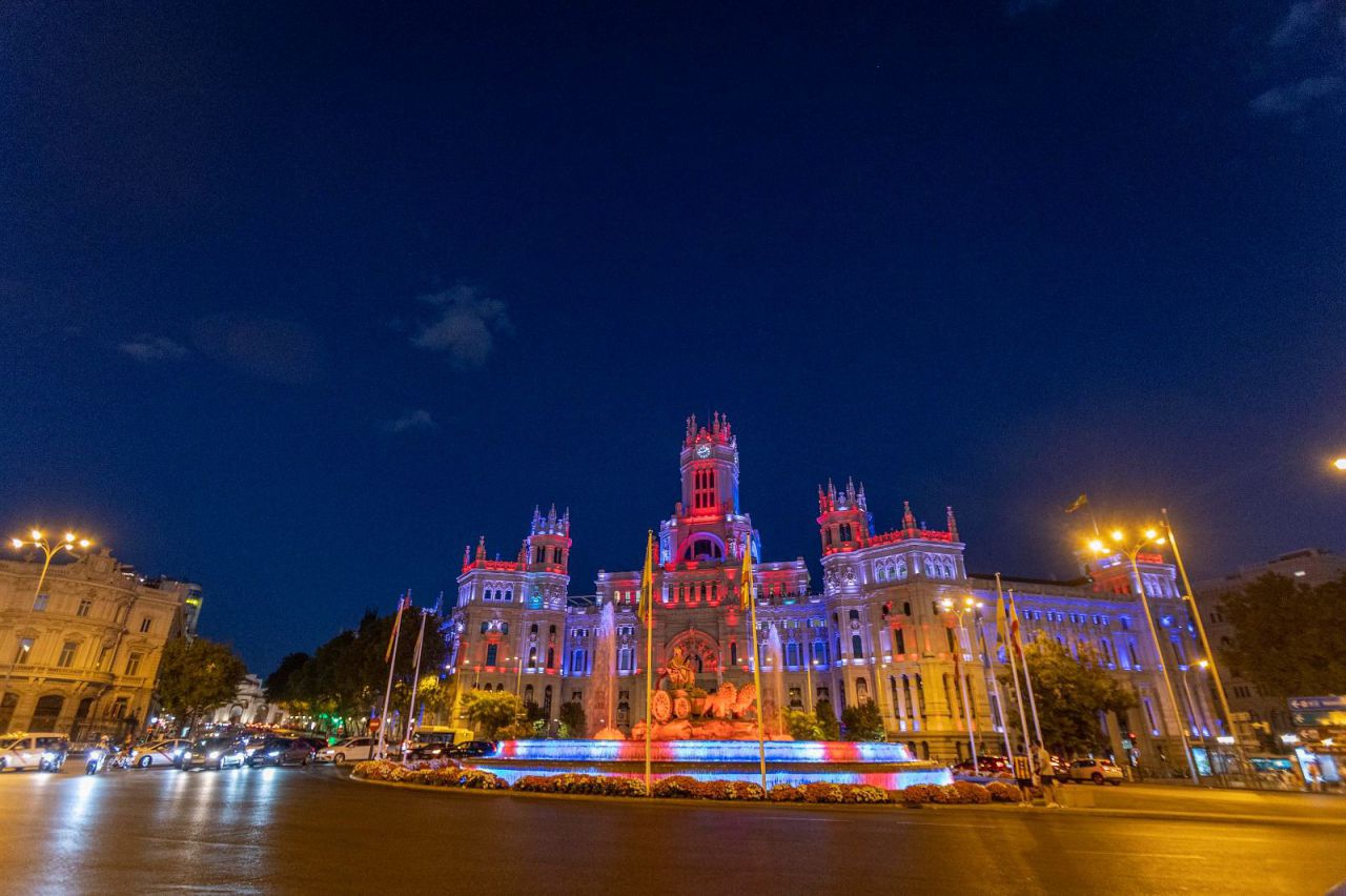 El Palacio de Cibeles, iluminado con los colores de la bandera británica por la muerte de Isabel II. 