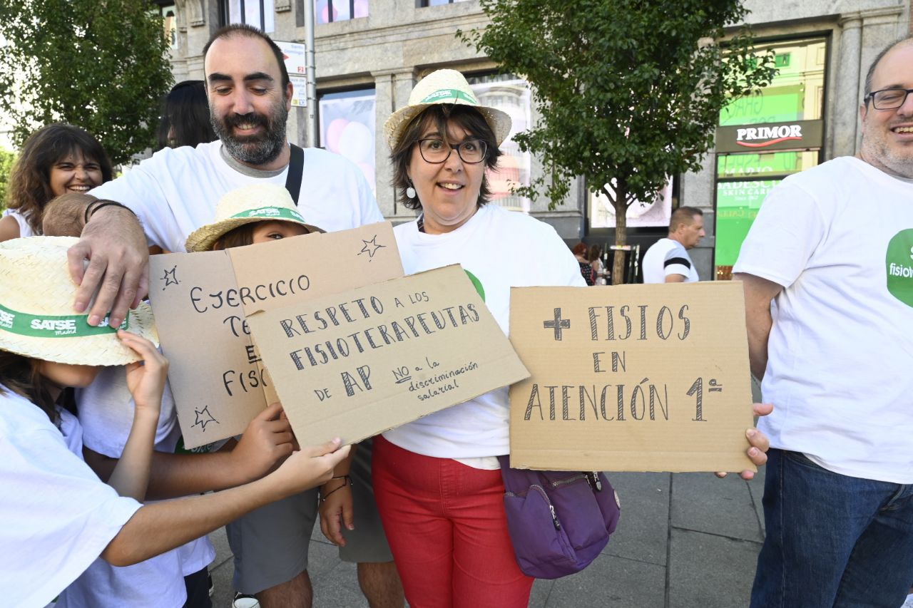 Concentración de fisioterapeutas para denunciar su mermada plantilla en la Atención Primaria.