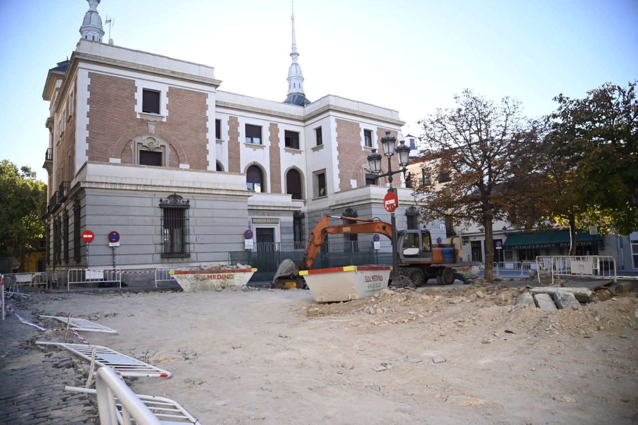 Obras en la plaza del General Vara del Rey.
