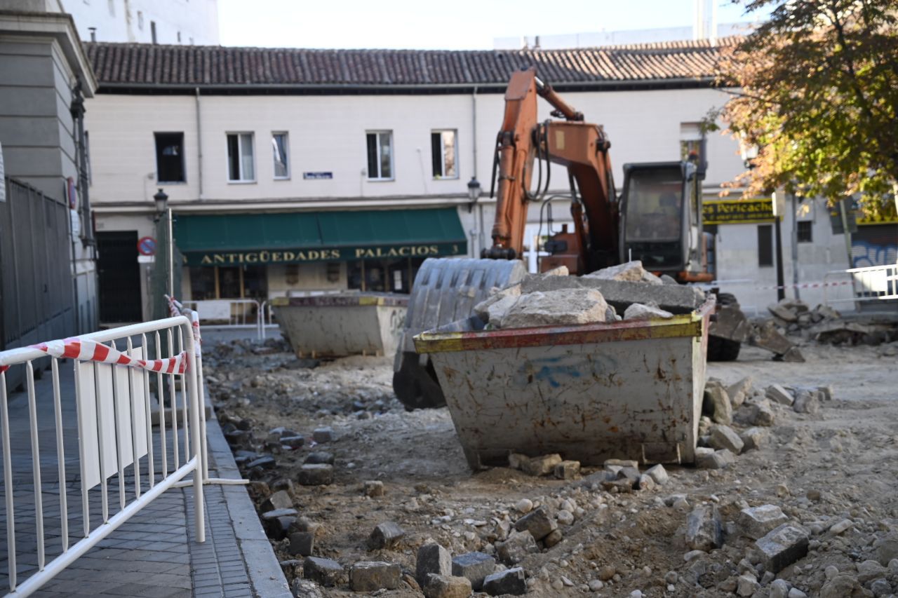 Obras en la plaza del General Vara del Rey.