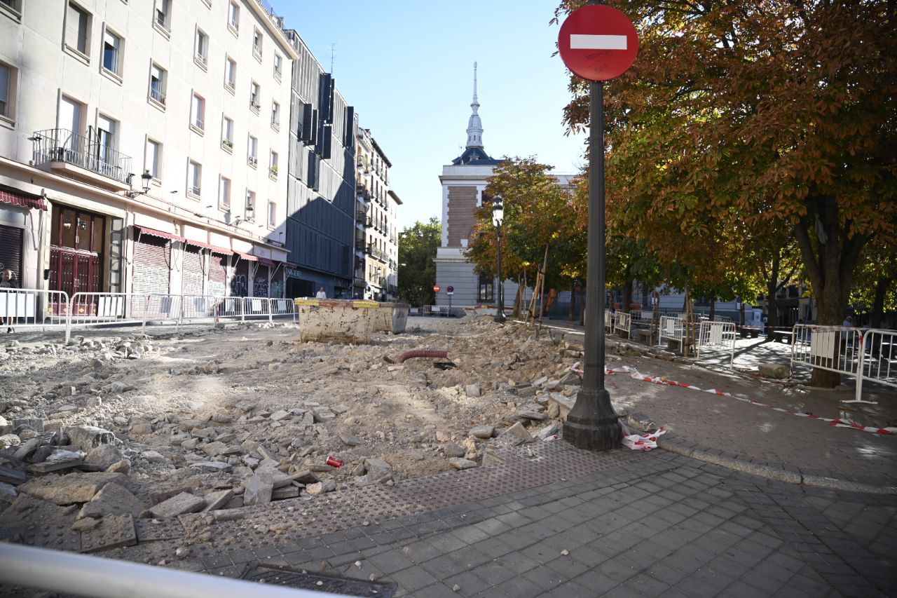 Obras en la plaza del General Vara del Rey.
