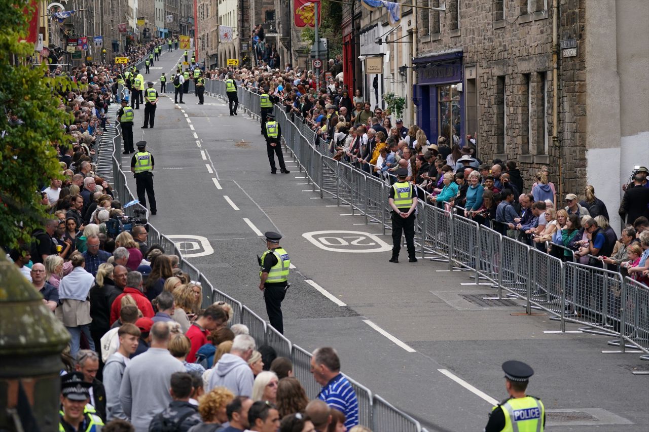 El cortejo fúnebre con los restos de la reina Isabel II viaja desde Balmoral hasta Edimburgo. 