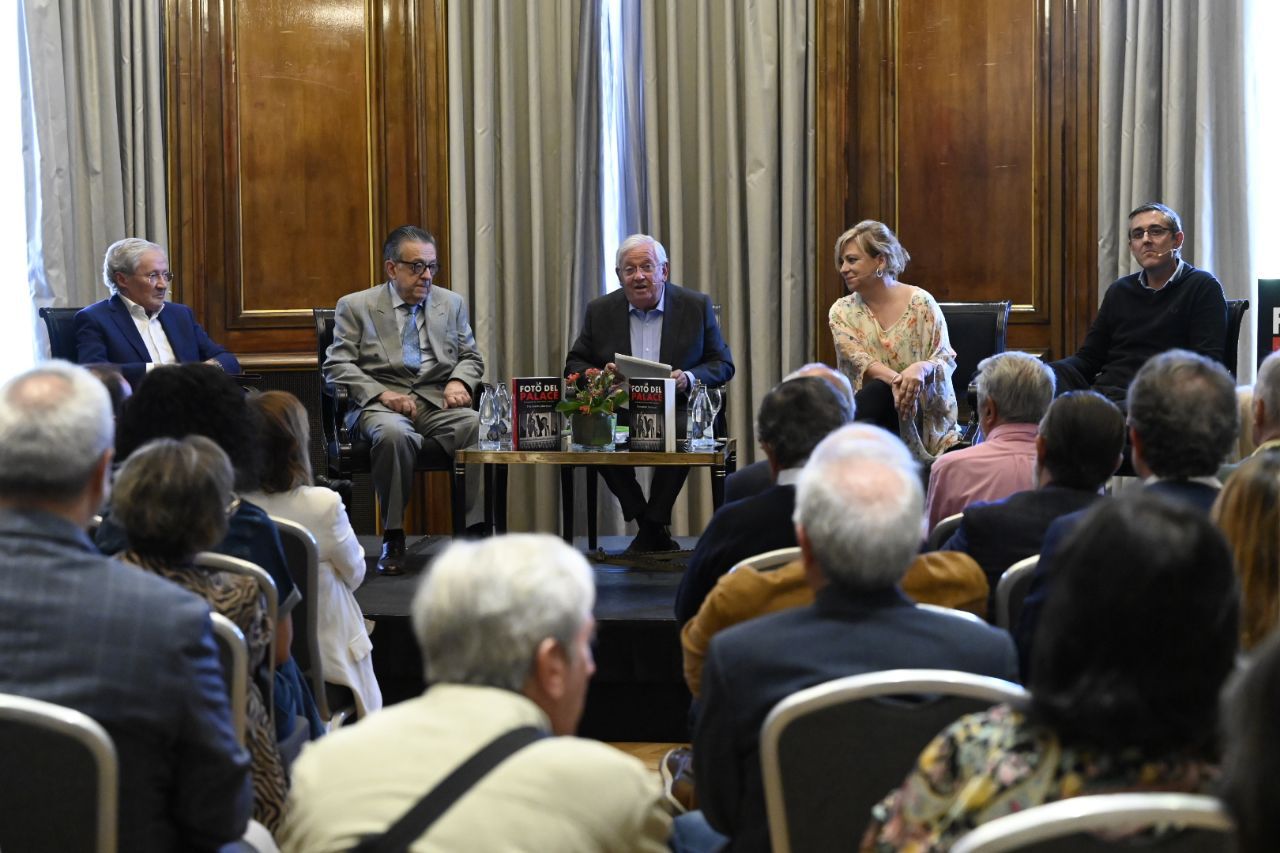Fernando Ónega, Miguel Herrero de Miñón, Fernando Jáuregui, Elena Valenciano y Eduardo Madina