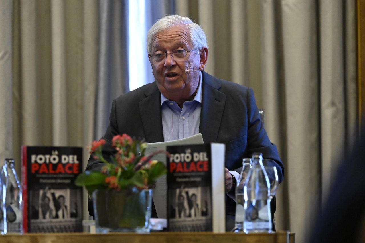 El periodista Fernando Jáuregui presenta su libro.
