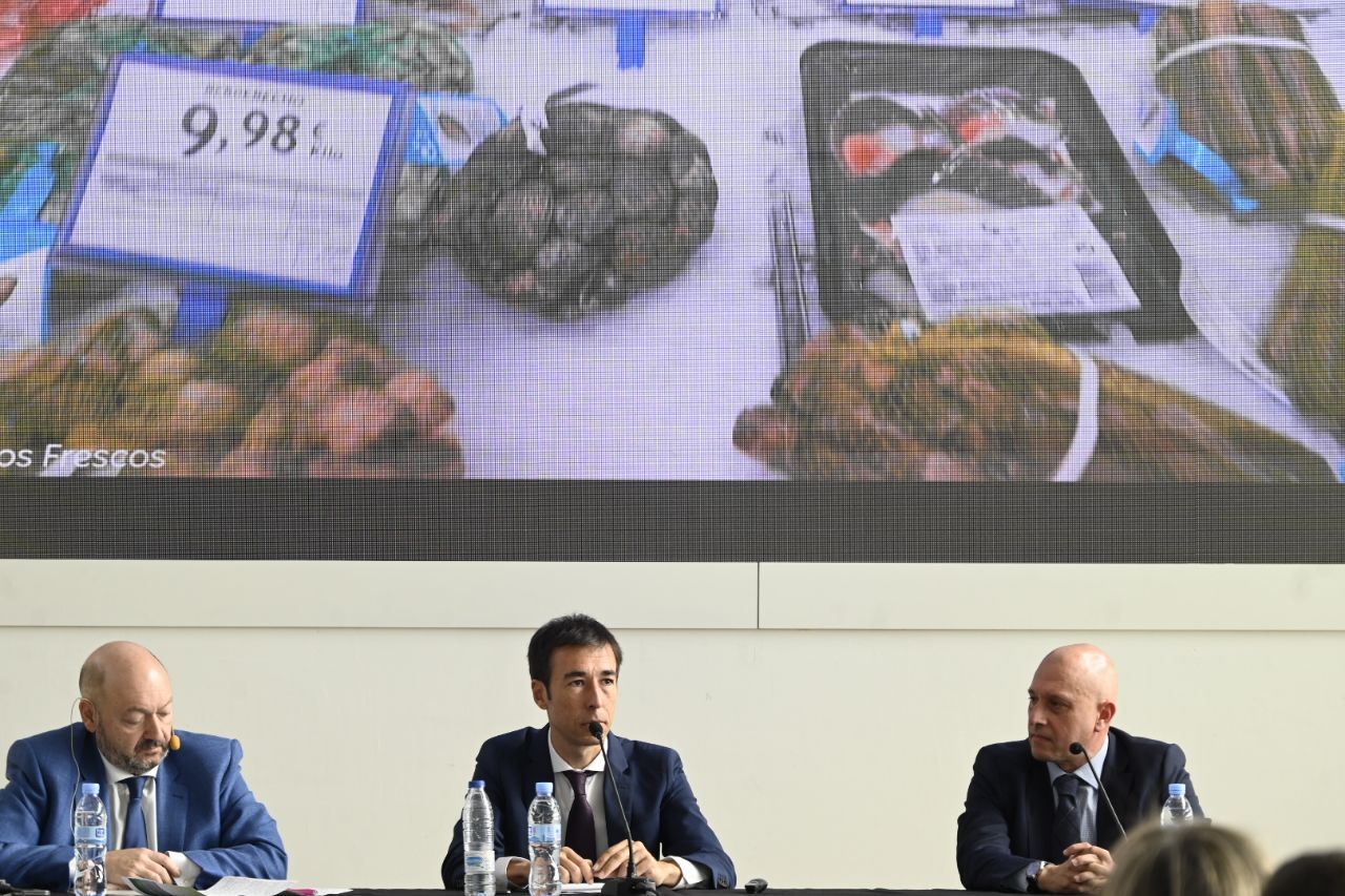 Constantino Mediavilla, presidente de los Grupos de Madridiario y Diariocrítico,  David Chica, director general de Mercamadrid y Daniel Dieste, director de Operaciones de Ahorramas.