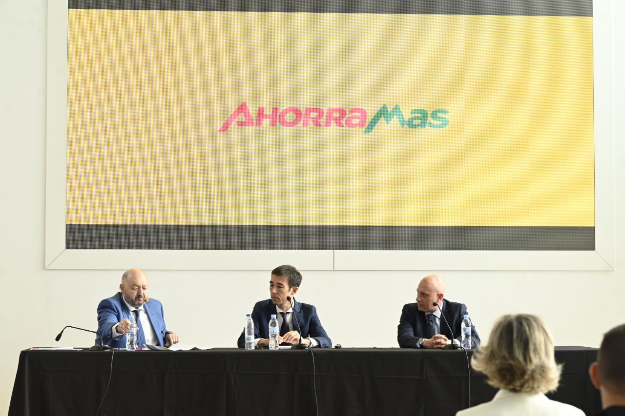 Constantino Mediavilla, presidente de los Grupos de Madridiario y Diariocrítico,  David Chica, director general de Mercamadrid y Daniel Dieste, director de Operaciones de Ahorramas.