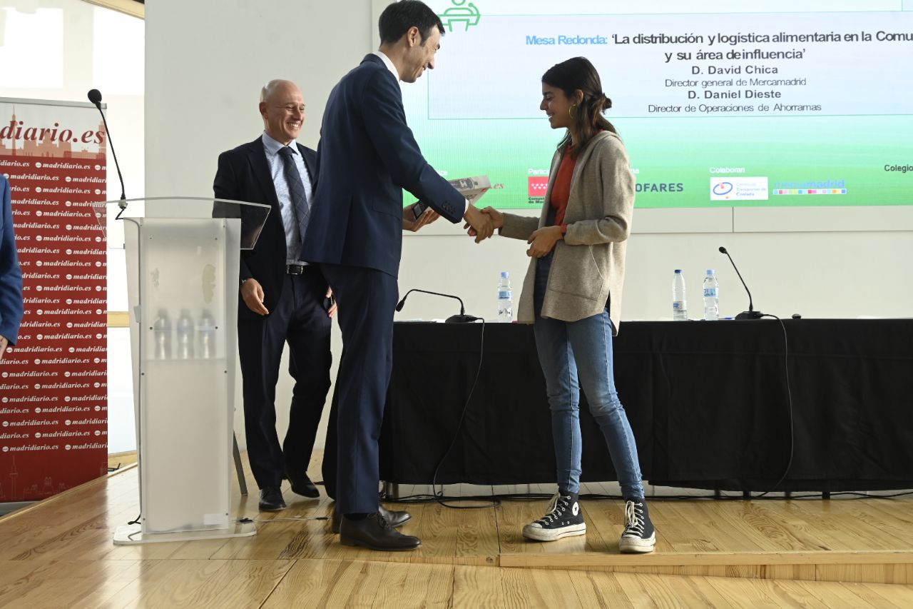 David Chica, director General de Mercamadrid, entrega unos cascos inalámbricos que se sortearon en la Jornada.