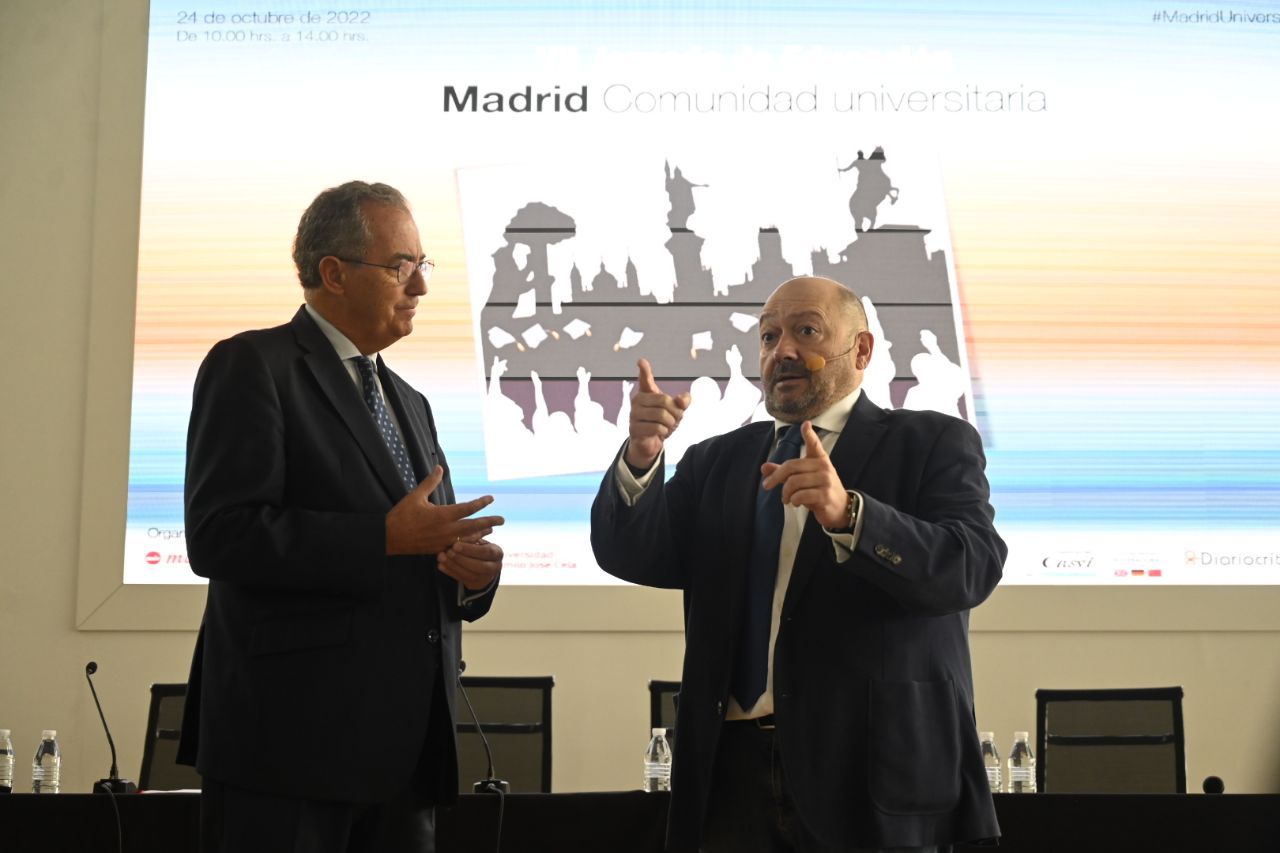 Constantino Mediavilla, presidente editor de Madridiario, y Enrique Ossorio,consejero de Educación de la Comunidad de Madrid