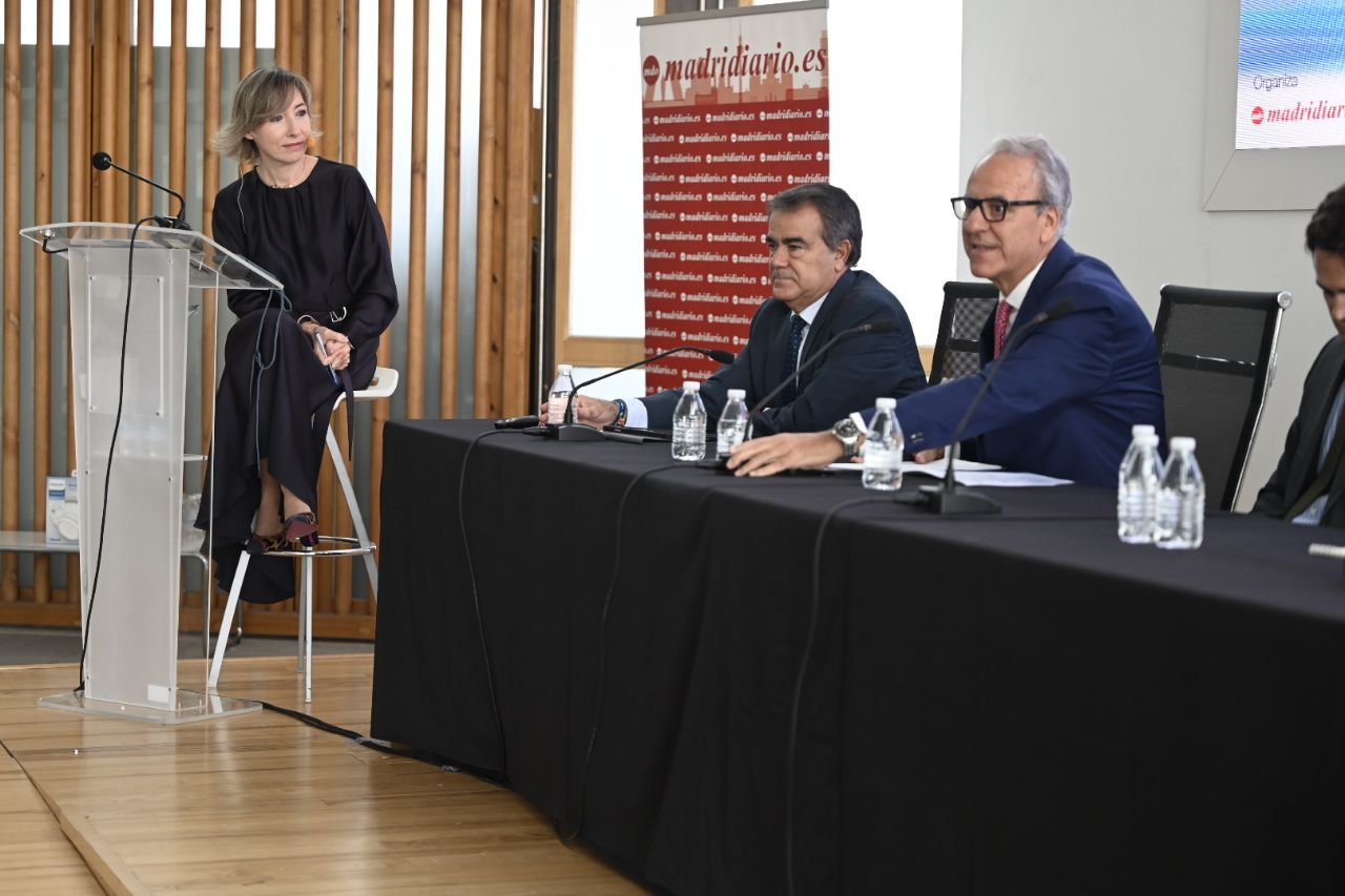 María Cano, directora de Madridiario modera la mesa de debate con Federico Morán,  director de la Fundación para el Conocimiento madri+d, Segundo Píriz, rector de la Universidad Internacional de la Empresa (UNIE), Jaime Caruncho, director de Operaciones de Mi campus Residencias, y Santiago Llorente, alcalde de Leganés