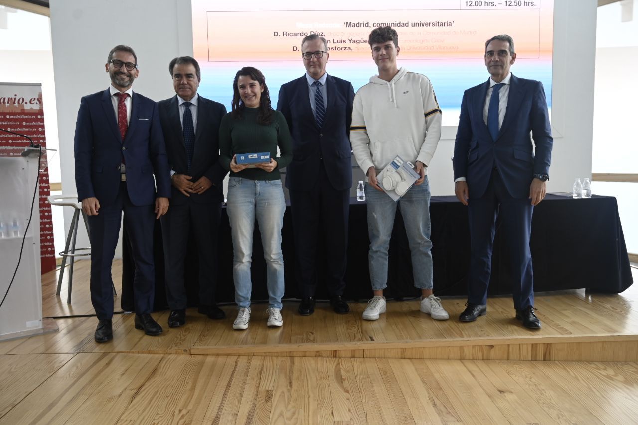 Los estudiantes ganadores de los cascos que se sortearon en el trascurso de la jornada