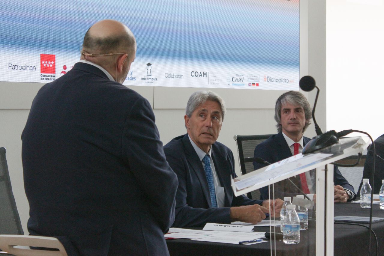 Constantino Mediavilla, presidente editor de Madridiario, José Vicente Saz Pérez, rector de la Universidad de Alcalá de Henares, y Ramón Arilla, rector de ESIC.